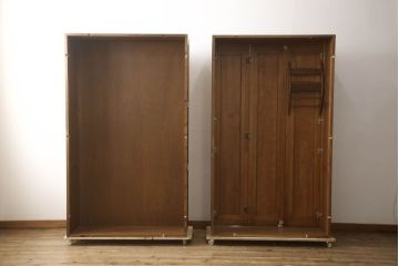 ワードローブを使いやすくリメイク!高さと幅は小さく、奥行きは広くリサイズ。棚板を新たに制作し、扉を折れ戸仕様に変更。前後で分解できる仕様に加工し、ワントーン落ち着いた色に着色仕上げ。