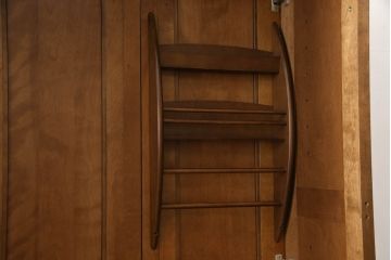 ワードローブを使いやすくリメイク!高さと幅は小さく、奥行きは広くリサイズ。棚板を新たに制作し、扉を折れ戸仕様に変更。前後で分解できる仕様に加工し、ワントーン落ち着いた色に着色仕上げ。