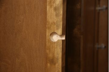 ワードローブを使いやすくリメイク!高さと幅は小さく、奥行きは広くリサイズ。棚板を新たに制作し、扉を折れ戸仕様に変更。前後で分解できる仕様に加工し、ワントーン落ち着いた色に着色仕上げ。