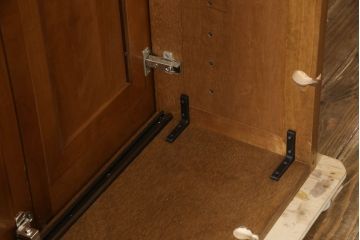 ワードローブを使いやすくリメイク!高さと幅は小さく、奥行きは広くリサイズ。棚板を新たに制作し、扉を折れ戸仕様に変更。前後で分解できる仕様に加工し、ワントーン落ち着いた色に着色仕上げ。