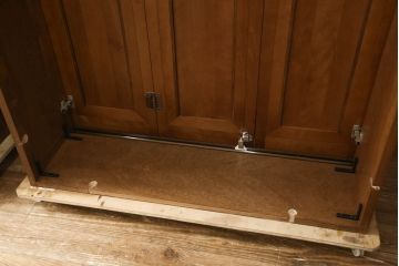 ワードローブを使いやすくリメイク!高さと幅は小さく、奥行きは広くリサイズ。棚板を新たに制作し、扉を折れ戸仕様に変更。前後で分解できる仕様に加工し、ワントーン落ち着いた色に着色仕上げ。