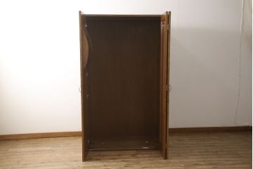 ワードローブを使いやすくリメイク!高さと幅は小さく、奥行きは広くリサイズ。棚板を新たに制作し、扉を折れ戸仕様に変更。前後で分解できる仕様に加工し、ワントーン落ち着いた色に着色仕上げ。