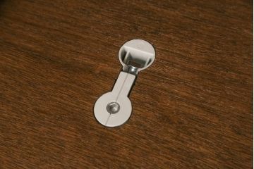 ワードローブを使いやすくリメイク!高さと幅は小さく、奥行きは広くリサイズ。棚板を新たに制作し、扉を折れ戸仕様に変更。前後で分解できる仕様に加工し、ワントーン落ち着いた色に着色仕上げ。