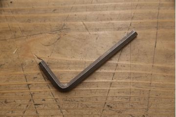 ワードローブを使いやすくリメイク!高さと幅は小さく、奥行きは広くリサイズ。棚板を新たに制作し、扉を折れ戸仕様に変更。前後で分解できる仕様に加工し、ワントーン落ち着いた色に着色仕上げ。