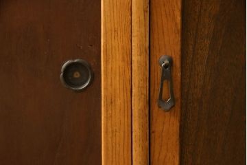 茶箪笥を綺麗に再生!高品質リペアを施し、元の色をベースに着色仕上げ。