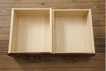 箪笥を大小2つのドレッサーと写真立てにリメイク!ドレッサーはフラップ式の天板の内側に鏡を取り付け、台輪を製作。卓上ドレッサーは引き出しを活かしつつ鏡を取り付ける木部を新たに作成。残りの部材で写真立てを作成。