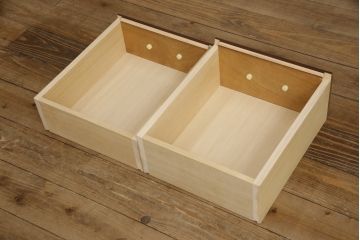 箪笥を大小2つのドレッサーと写真立てにリメイク!ドレッサーはフラップ式の天板の内側に鏡を取り付け、台輪を製作。卓上ドレッサーは引き出しを活かしつつ鏡を取り付ける木部を新たに作成。残りの部材で写真立てを作成。