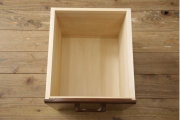 箪笥を大小2つのドレッサーと写真立てにリメイク!ドレッサーはフラップ式の天板の内側に鏡を取り付け、台輪を製作。卓上ドレッサーは引き出しを活かしつつ鏡を取り付ける木部を新たに作成。残りの部材で写真立てを作成。