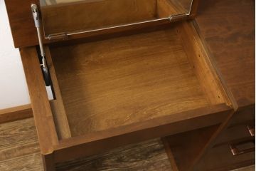 箪笥を大小2つのドレッサーと写真立てにリメイク!ドレッサーはフラップ式の天板の内側に鏡を取り付け、台輪を製作。卓上ドレッサーは引き出しを活かしつつ鏡を取り付ける木部を新たに作成。残りの部材で写真立てを作成。