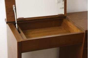 箪笥を大小2つのドレッサーと写真立てにリメイク!ドレッサーはフラップ式の天板の内側に鏡を取り付け、台輪を製作。卓上ドレッサーは引き出しを活かしつつ鏡を取り付ける木部を新たに作成。残りの部材で写真立てを作成。
