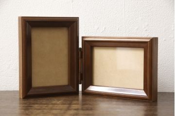 箪笥を大小2つのドレッサーと写真立てにリメイク!ドレッサーはフラップ式の天板の内側に鏡を取り付け、台輪を製作。卓上ドレッサーは引き出しを活かしつつ鏡を取り付ける木部を新たに作成。残りの部材で写真立てを作成。