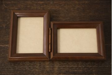 箪笥を大小2つのドレッサーと写真立てにリメイク!ドレッサーはフラップ式の天板の内側に鏡を取り付け、台輪を製作。卓上ドレッサーは引き出しを活かしつつ鏡を取り付ける木部を新たに作成。残りの部材で写真立てを作成。