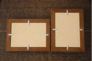 箪笥を大小2つのドレッサーと写真立てにリメイク!ドレッサーはフラップ式の天板の内側に鏡を取り付け、台輪を製作。卓上ドレッサーは引き出しを活かしつつ鏡を取り付ける木部を新たに作成。残りの部材で写真立てを作成。