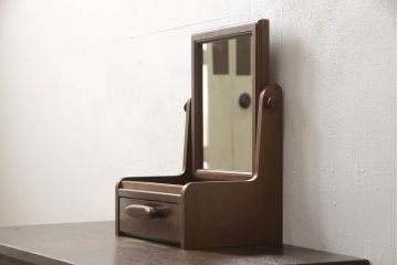 箪笥を大小2つのドレッサーと写真立てにリメイク!ドレッサーはフラップ式の天板の内側に鏡を取り付け、台輪を製作。卓上ドレッサーは引き出しを活かしつつ鏡を取り付ける木部を新たに作成。残りの部材で写真立てを作成。