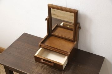 箪笥を大小2つのドレッサーと写真立てにリメイク!ドレッサーはフラップ式の天板の内側に鏡を取り付け、台輪を製作。卓上ドレッサーは引き出しを活かしつつ鏡を取り付ける木部を新たに作成。残りの部材で写真立てを作成。