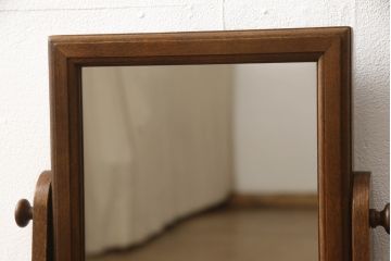 箪笥を大小2つのドレッサーと写真立てにリメイク!ドレッサーはフラップ式の天板の内側に鏡を取り付け、台輪を製作。卓上ドレッサーは引き出しを活かしつつ鏡を取り付ける木部を新たに作成。残りの部材で写真立てを作成。