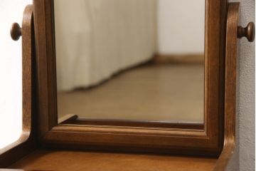 箪笥を大小2つのドレッサーと写真立てにリメイク!ドレッサーはフラップ式の天板の内側に鏡を取り付け、台輪を製作。卓上ドレッサーは引き出しを活かしつつ鏡を取り付ける木部を新たに作成。残りの部材で写真立てを作成。