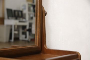 箪笥を大小2つのドレッサーと写真立てにリメイク!ドレッサーはフラップ式の天板の内側に鏡を取り付け、台輪を製作。卓上ドレッサーは引き出しを活かしつつ鏡を取り付ける木部を新たに作成。残りの部材で写真立てを作成。