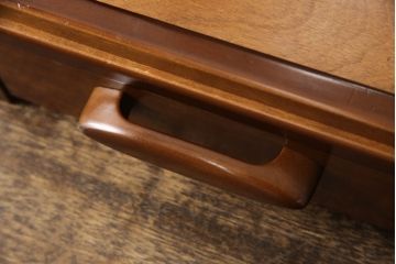 箪笥を大小2つのドレッサーと写真立てにリメイク!ドレッサーはフラップ式の天板の内側に鏡を取り付け、台輪を製作。卓上ドレッサーは引き出しを活かしつつ鏡を取り付ける木部を新たに作成。残りの部材で写真立てを作成。