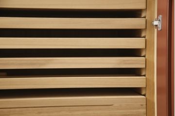 衣装箪笥を上下に分けて2つの箪笥にリメイク!上段は台輪を取り付け。下段はヒノキ無垢材の天板を取り付け。どちらもシナモンブラウンにペイント仕上げ。