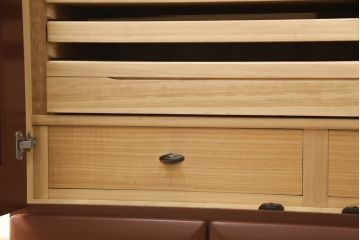 衣装箪笥を上下に分けて2つの箪笥にリメイク!上段は台輪を取り付け。下段はヒノキ無垢材の天板を取り付け。どちらもシナモンブラウンにペイント仕上げ。
