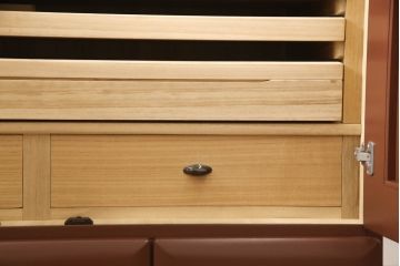 衣装箪笥を上下に分けて2つの箪笥にリメイク!上段は台輪を取り付け。下段はヒノキ無垢材の天板を取り付け。どちらもシナモンブラウンにペイント仕上げ。