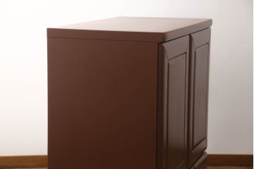 衣装箪笥を上下に分けて2つの箪笥にリメイク!上段は台輪を取り付け。下段はヒノキ無垢材の天板を取り付け。どちらもシナモンブラウンにペイント仕上げ。