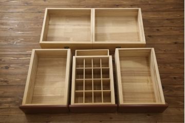 衣装箪笥を上下に分けて2つの箪笥にリメイク!上段は台輪を取り付け。下段はヒノキ無垢材の天板を取り付け。どちらもシナモンブラウンにペイント仕上げ。