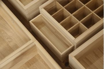 衣装箪笥を上下に分けて2つの箪笥にリメイク!上段は台輪を取り付け。下段はヒノキ無垢材の天板を取り付け。どちらもシナモンブラウンにペイント仕上げ。