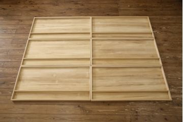 衣装箪笥を上下に分けて2つの箪笥にリメイク!上段は台輪を取り付け。下段はヒノキ無垢材の天板を取り付け。どちらもシナモンブラウンにペイント仕上げ。