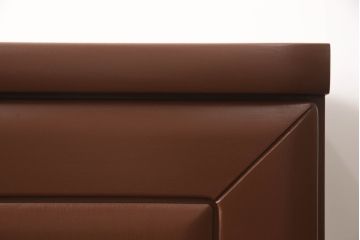 衣装箪笥を上下に分けて2つの箪笥にリメイク!上段は台輪を取り付け。下段はヒノキ無垢材の天板を取り付け。どちらもシナモンブラウンにペイント仕上げ。