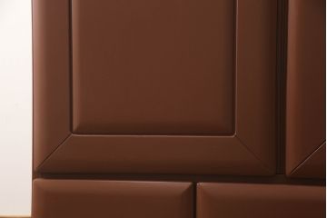 衣装箪笥を上下に分けて2つの箪笥にリメイク!上段は台輪を取り付け。下段はヒノキ無垢材の天板を取り付け。どちらもシナモンブラウンにペイント仕上げ。