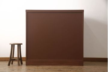 衣装箪笥を上下に分けて2つの箪笥にリメイク!上段は台輪を取り付け。下段はヒノキ無垢材の天板を取り付け。どちらもシナモンブラウンにペイント仕上げ。