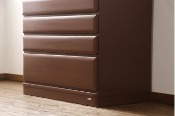 衣装箪笥を上下に分けて2つの箪笥にリメイク!上段は台輪を取り付け。下段はヒノキ無垢材の天板を取り付け。どちらもシナモンブラウンにペイント仕上げ。