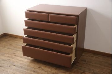 衣装箪笥を上下に分けて2つの箪笥にリメイク!上段は台輪を取り付け。下段はヒノキ無垢材の天板を取り付け。どちらもシナモンブラウンにペイント仕上げ。