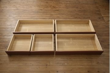 衣装箪笥を上下に分けて2つの箪笥にリメイク!上段は台輪を取り付け。下段はヒノキ無垢材の天板を取り付け。どちらもシナモンブラウンにペイント仕上げ。