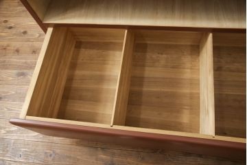 衣装箪笥を上下に分けて2つの箪笥にリメイク!上段は台輪を取り付け。下段はヒノキ無垢材の天板を取り付け。どちらもシナモンブラウンにペイント仕上げ。