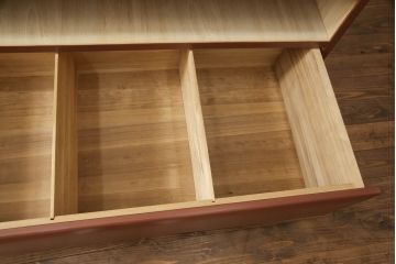 衣装箪笥を上下に分けて2つの箪笥にリメイク!上段は台輪を取り付け。下段はヒノキ無垢材の天板を取り付け。どちらもシナモンブラウンにペイント仕上げ。