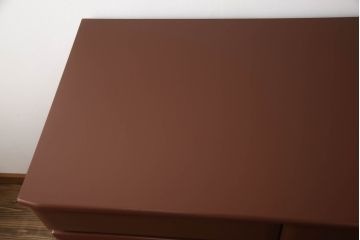 衣装箪笥を上下に分けて2つの箪笥にリメイク!上段は台輪を取り付け。下段はヒノキ無垢材の天板を取り付け。どちらもシナモンブラウンにペイント仕上げ。