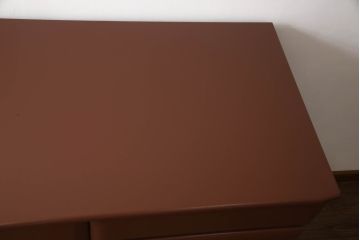 衣装箪笥を上下に分けて2つの箪笥にリメイク!上段は台輪を取り付け。下段はヒノキ無垢材の天板を取り付け。どちらもシナモンブラウンにペイント仕上げ。