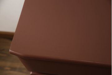 衣装箪笥を上下に分けて2つの箪笥にリメイク!上段は台輪を取り付け。下段はヒノキ無垢材の天板を取り付け。どちらもシナモンブラウンにペイント仕上げ。