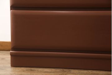 衣装箪笥を上下に分けて2つの箪笥にリメイク!上段は台輪を取り付け。下段はヒノキ無垢材の天板を取り付け。どちらもシナモンブラウンにペイント仕上げ。