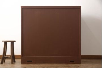 衣装箪笥を上下に分けて2つの箪笥にリメイク!上段は台輪を取り付け。下段はヒノキ無垢材の天板を取り付け。どちらもシナモンブラウンにペイント仕上げ。