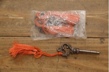 衣装箪笥を綺麗に再生!高品質リペアを施し、現状の色をベースに補色・キズ消し仕上げ。