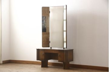ドレッサーを綺麗に再生!高品質リペアを施し、鏡を交換。開き戸右側にはトレーを製作。天板は塗装を剥離し、グラデーションカラーになるよう再塗装。