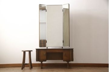 ドレッサーを綺麗に再生!高品質リペアを施し、鏡を交換。開き戸右側にはトレーを製作。天板は塗装を剥離し、グラデーションカラーになるよう再塗装。