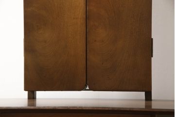 ドレッサーを綺麗に再生!高品質リペアを施し、鏡を交換。開き戸右側にはトレーを製作。天板は塗装を剥離し、グラデーションカラーになるよう再塗装。