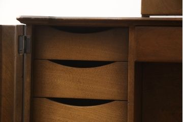 ドレッサーを綺麗に再生!高品質リペアを施し、鏡を交換。開き戸右側にはトレーを製作。天板は塗装を剥離し、グラデーションカラーになるよう再塗装。