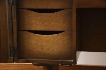 ドレッサーを綺麗に再生!高品質リペアを施し、鏡を交換。開き戸右側にはトレーを製作。天板は塗装を剥離し、グラデーションカラーになるよう再塗装。