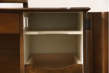 ドレッサーを綺麗に再生!高品質リペアを施し、鏡を交換。開き戸右側にはトレーを製作。天板は塗装を剥離し、グラデーションカラーになるよう再塗装。